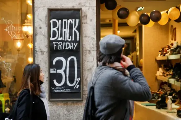 Campa&ntilde;a 'black friday' en una tienda de Madrid el a&ntilde;o pasado. EFE/Diego Fern&aacute;ndez