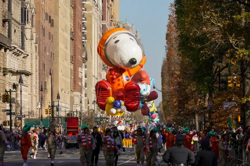 Un gran globo del personaje Snoopy astronauta fue regisrado este jueves, 24 de noviembre, durante la versi&oacute;n 96 del tradicional desfile de las tiendas Macy's por el d&iacute;a de Acci&oacute;n de Gracias, en Nueva York (NY, EE.UU.). EFE/Porter Binks
