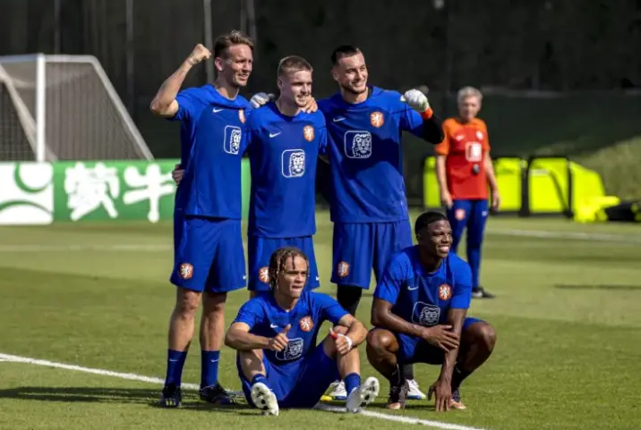 Jugadores de la selecci&oacute;n de Pa&iacute;ses Bajos, durante un entrenamiento en Doha. EFE/EPA/Martin Divisek