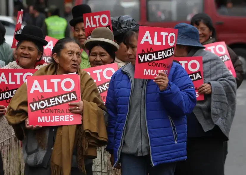 Fotograf&iacute;a de archivo de una marcha de activistas contra la violencia a la mujer, en La Paz. EFE/Martin Alipaz