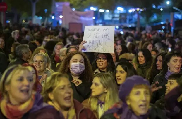 Manifestaci&oacute;n del 25N contra la violencia machista, convocada por la Comisi&oacute;n 8M Vallecas, celebrada este viernes en Madrid con motivo del D&iacute;a Internacional para la Erradicaci&oacute;n de la Violencia contra las Mujeres. EFE/Fernando Villar