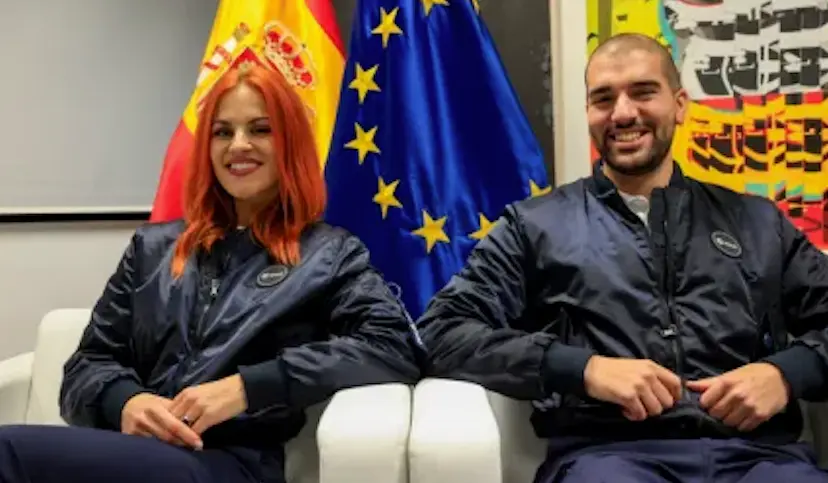 Los astronautas espa&ntilde;oles Pablo &Aacute;lvarez y Sara Garc&iacute;a. EFE / Zipi Arag&oacute;n