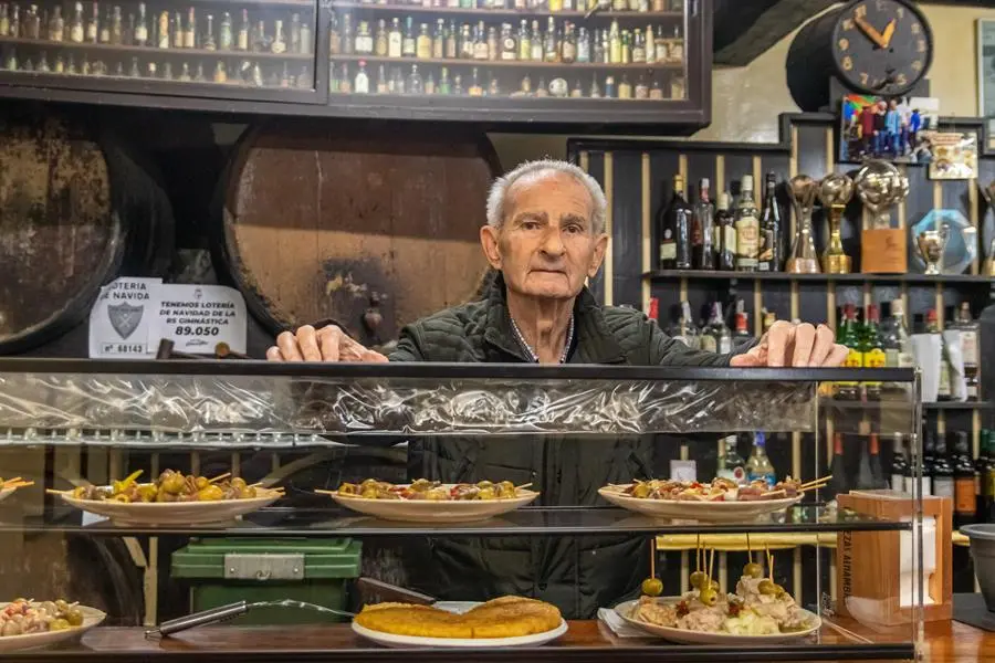 El Bar Chema de Torrelavega no ha dejado de abrir en los &uacute;ltimos 78 a&ntilde;os su barra, tras la que ha estado casi medio siglo Jos&eacute; Mar&iacute;a Guti&eacute;rrez P&eacute;rez 'Chemaro', y ese trabajo como lugar de encuentro en la ciudad ser&aacute; reconocido por la C&aacute;mara de Comercio con un premio a su trayectoria. EFE/Javier G.Paradelo.