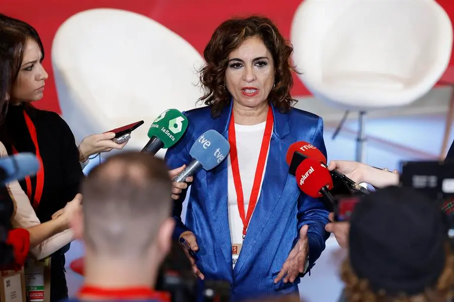 La ministra de Hacienda, Mar&iacute;a Jes&uacute;s Montero atiende a la prensa durante el XXVI Congreso de la Internacional Socialista, este s&aacute;bado en Madrid. EFE/ Chema Moya