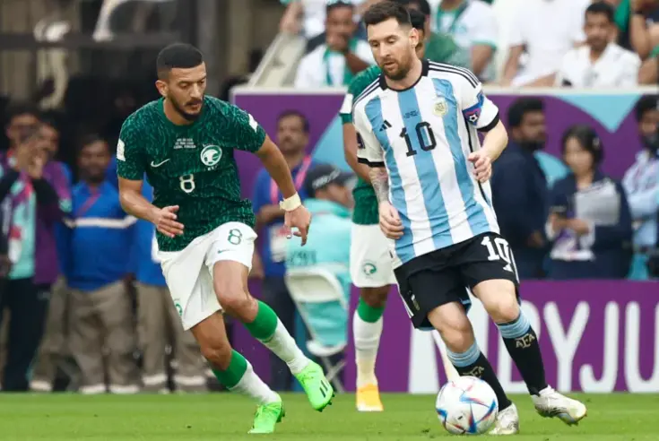 Lionel Messi (d), durante el partido de Argentina contra Arabia Saud&iacute;. EFE/ Rodrigo Jim&eacute;nez