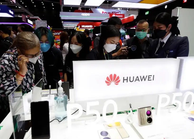 Vista de productos de Huawei, en una fotograf&iacute;a de archivo. EFE/Rungroj Yongrit