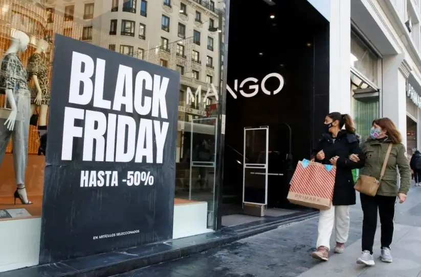 Cartel de Black Friday, en una calle comercial en Madrid, en una imagen de archivo. EFE/Diego Fern&aacute;ndez