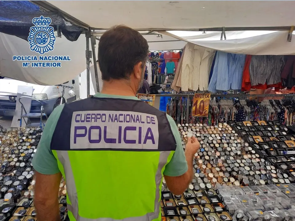 Detenidas once personas e intervenidos m&aacute;s de 2.400 efectos falsificados en un mercado callejero. / E.P.