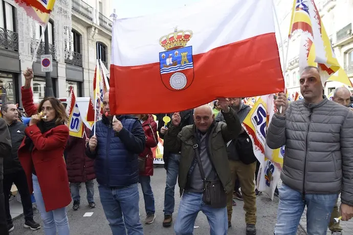 Varios miembros de los cuerpos de Seguridad del Estado durante la manifestaci&oacute;n por las calles de Madrid. / R. Zubelzu