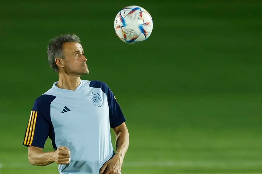El entrenador de la selecci&oacute;n espa&ntilde;ola, Luis Enrique, dirige el entrenamiento de este s&aacute;bado en Doha, Catar, en la v&iacute;spera del encuentro de fase de grupos del Mundial de Qatar 2022 ante Alemania. EFE/ Juanjo Mart&iacute;n