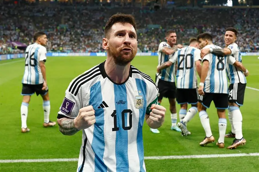 Lionel Messi de Argentina celebra hoy, en un partido de la fase de grupos del Mundial de F&uacute;tbol Qatar 2022 entre Argentina y M&eacute;xico en el estadio de Lusail (Catar). EFE/ Rodrigo Jim&eacute;nez