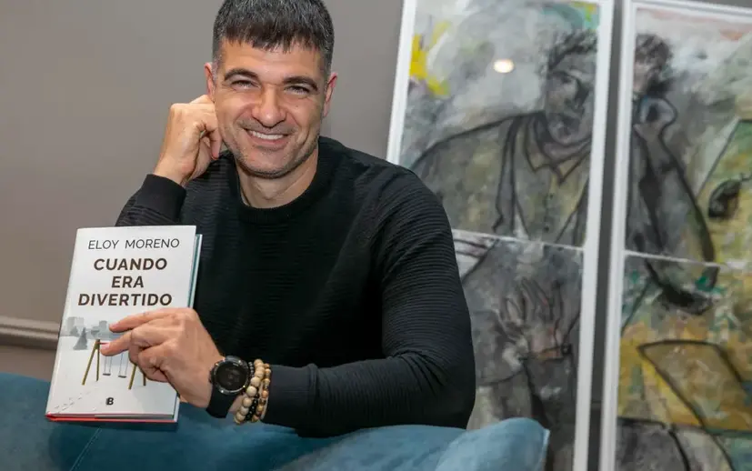 Eloy Moreno regresa a las librer&iacute;as con 'Cuando era divertido', una novela "inc&oacute;moda" sobre el fin del amor de la que el lector no puede salir indemne, ya que como explica el escritor castellonense a su paso por Zaragoza, "depende de en qu&eacute; momento te pille de tu vida te puede tocar m&aacute;s o te puede tocar menos". EFE/Javier Cebollada