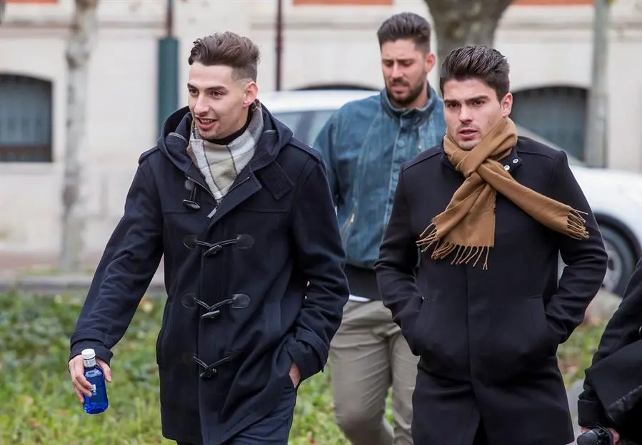 Imagen de archivo de Carlos Cuadrado (i), V&iacute;ctor Rodr&iacute;guez (c) y Ra&uacute;l Calvo (d), exjugadores de la Arandina Club de F&uacute;tbol acusados de agresi&oacute;n sexual a una menor. / EFE / Santi Otero