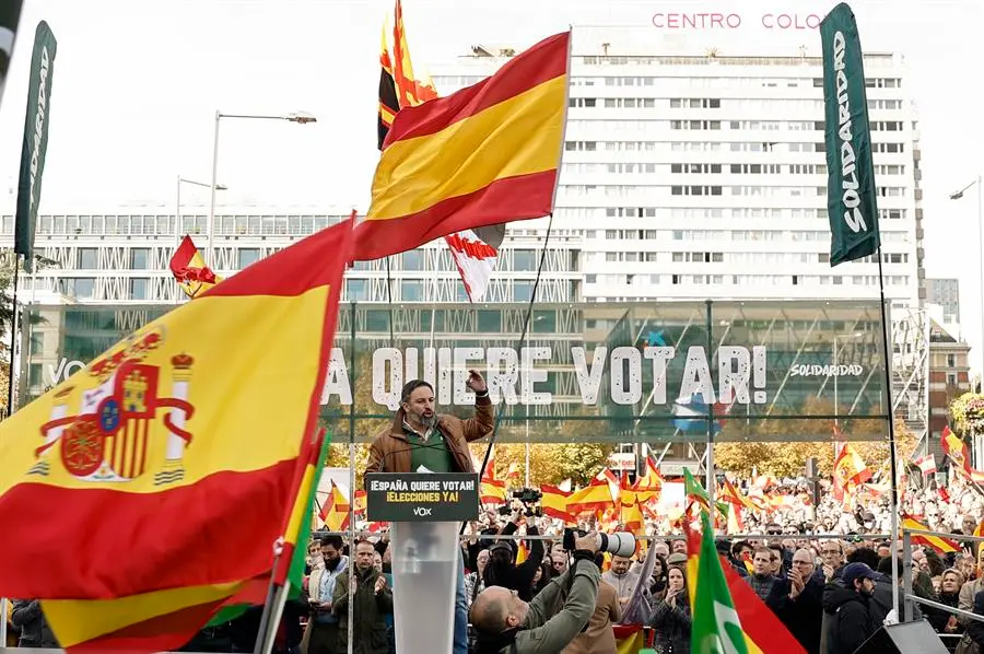 El l&iacute;der de Vox, Santiago Abascal, interviene en la concentraci&oacute;n convocada por la formaci&oacute;n este domingo en la Plaza de Col&oacute;n de Madrid, contra el Gobierno y la reforma de la ley de sedici&oacute;n. EFE/ Sergio Perez