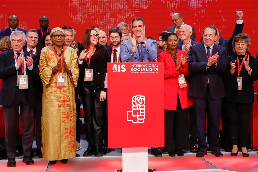 El presidente de Gobierno y secretario general del PSOE, Pedro S&aacute;nchez, durante su participaci&oacute;n este domingo en la clausura del XXVI Congreso de la Internacional Socialista, en el que es proclamado nuevo l&iacute;der de la IS. EFE/ Chema Moya