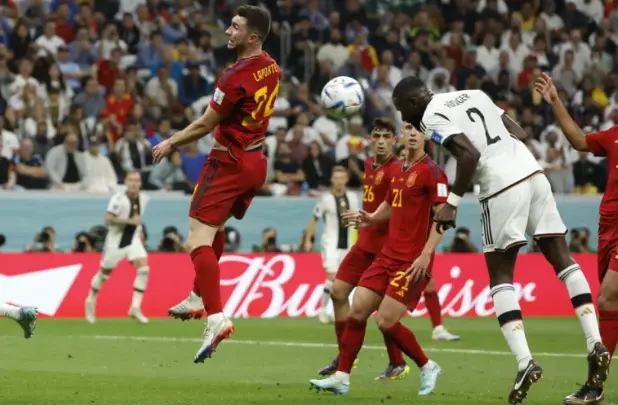 Antonio R&uuml;diger anota un gol que luego fue anulado en el partido entre Espa&ntilde;a y Alemania del Mundial de Qatar 2022.
El alem&aacute;n Antonio R&uuml;diger (d) anota un gol que luego fue anulado en el partido de la fase de grupos del Mundial de F&uacute;tbol Qatar 2022 entre Espa&ntilde;a y Alemania en el estadio Al Bait en Al Khor (Catar). EFE/Juanjo Martin
