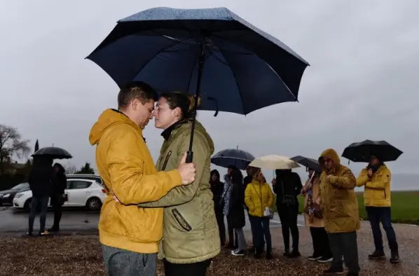 Laura, la madre condenada por el Juzgado de lo Penal n&uacute;mero 1 de Palencia por un delito de sustracci&oacute;n de un menor, se despide de su actual marido (2-i), en presencia de familiares y amigos, antes de ingresar esta tarde en la c&aacute;rcel de Villanubla (Valladolid). EFE/Nacho Gallego