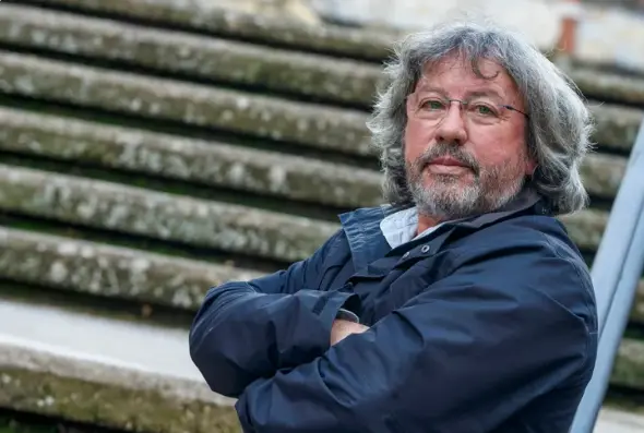 El capell&aacute;n del Centro Penitenciario de Burgos, Ferm&iacute;n Gonz&aacute;lez, es m&aacute;s conocido como El cura de la motosierra, un apodo que se gan&oacute; trabajando y dirigiendo a un grupo de voluntarios de los pueblos de la provincia donde lleg&oacute; a reparar cerca de seiscientos tejados de iglesias. EFE/ Santi Otero