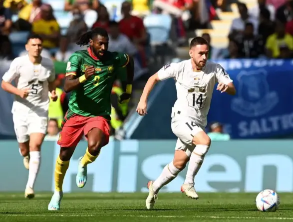 El jugador serbio Andrija Zivkovic (d), defiende el bal&oacute;n, durante el partido de hoy del Mundial que les enfrenta a Camer&uacute;n. EFE/EPA/Neil Hall