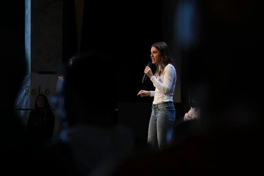 Irene Montero, secretaria de Acci&oacute;n de Gobierno de Podemos y ministra de Igualdad, participa en el acto "Con todas, por todas" contra la violencia machista este s&aacute;bado en el C&iacute;rculo de Bellas Artes en Madrid. El acto ha homenajeado a mujeres feministas que lucha y han luchado por la igualdad entre hombres y mujeres. EFE/ Borja S&aacute;nchez Trillo