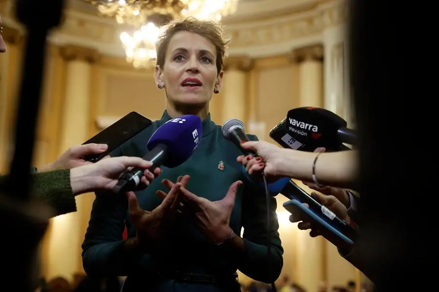 La presidenta de Navarra, Mar&iacute;a Chivite, atiende a medios de comunicaci&oacute;n durante la celebraci&oacute;n del 40 Aniversario de la promulgaci&oacute;n de la Ley Org&aacute;nica de Reintegraci&oacute;n y Amejoramiento del R&eacute;gimen Foral de Navarra (LORAFNA). EFE / Juan Carlos Hidalgo