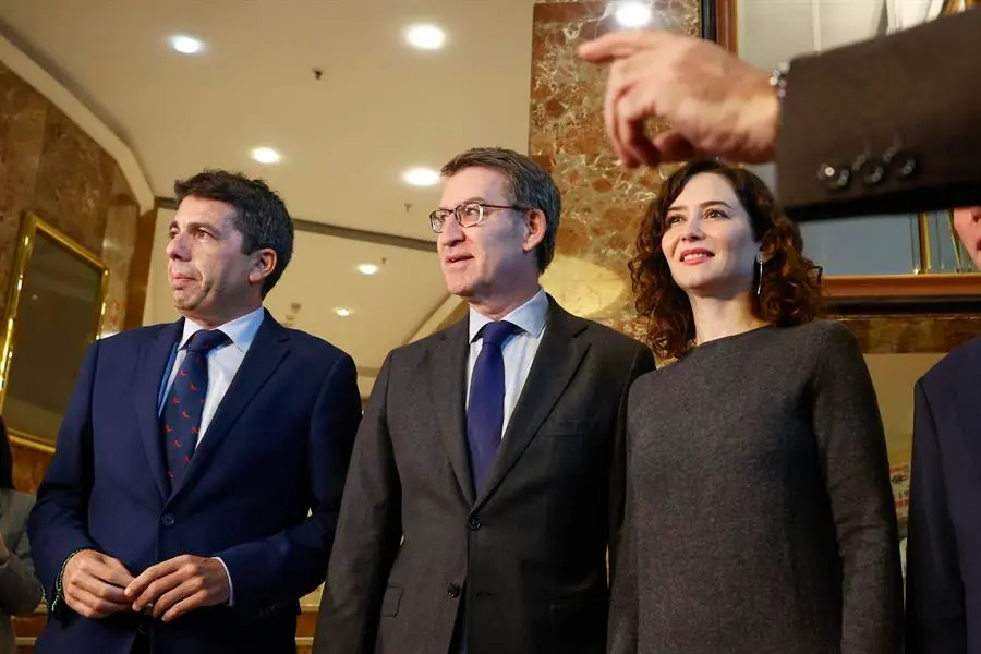 (De i a d) El presidente del PP de la Comunitat Valenciana, Carlos Maz&oacute;n, posa junto al presidente del Partido Popular, Alberto N&uacute;&ntilde;ez Feij&oacute;o, y la presidenta de la Comunidad de Madrid, Isabel D&iacute;az Ayuso. EFE / Javier Lizon