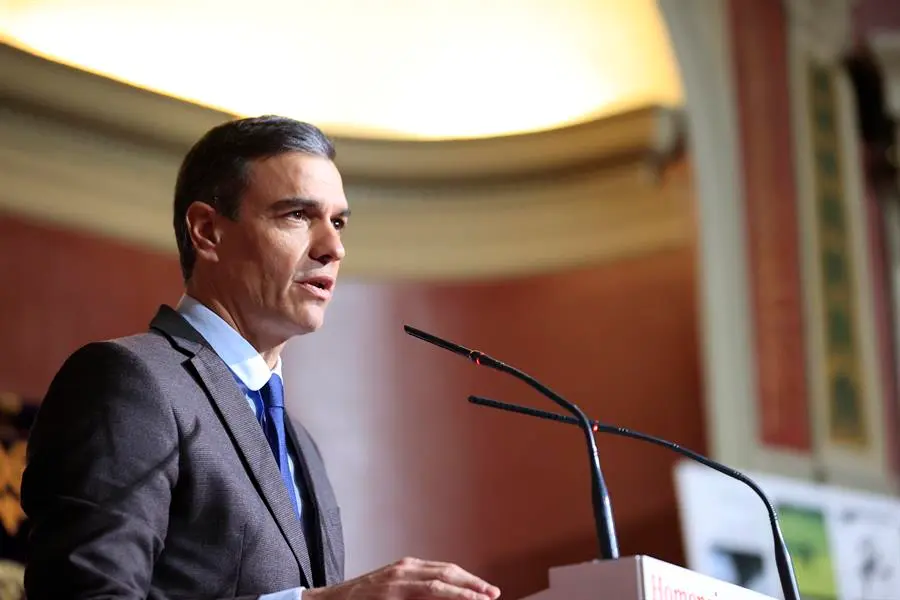 El presidente del Gobierno, Pedro S&aacute;nchez, da un discurso durante el homenaje que organiza el PSOE a la escritora Almudena Grandes, fallecida hace un a&ntilde;o, este lunes en el Ateneo de Madrid. EFE/ Zipi