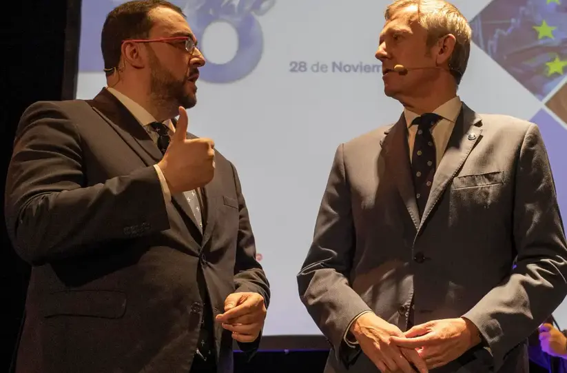 Los presidentes de Galicia y de Asturias, Alfonso Rueda (d) y Adri&aacute;n Barb&oacute;n (i), respectivamente, durante la IV edici&oacute;n de los Encuentros en el Eo. Ambos presidentes han mostrado este lunes nuevamente su posici&oacute;n conjunta para demandar un modelo de financiaci&oacute;n auton&oacute;mica que prime el coste de la prestaci&oacute;n de los servicios p&uacute;blicos y han avanzado que se pondr&aacute;n "en pie de guerra" si este punto se negocia de forma bilateral con otros territorios. EFE/ Eliseo Trigo
