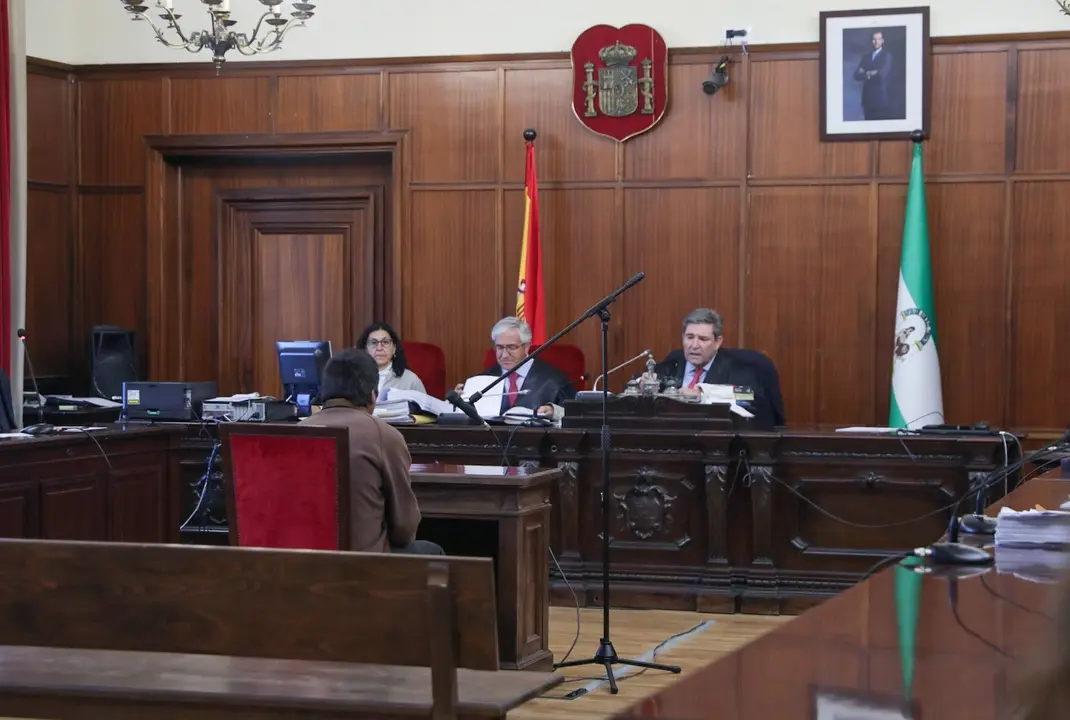 Imagen del comienzo del juicio del acusado de asesinar a su hermano en Los Palacios. E.P. / Mar&iacute;a Jos&eacute; L&oacute;pez