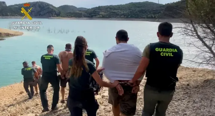 Agentes de la Guardia Civil arrestan a varios sospechosos durante la operaci&oacute;n antidroga. EFE/ Guardia Civi