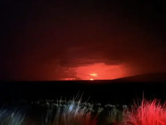 Fotograf&iacute;a cedida por el Observatorio de volcanes de Haw&aacute;i a trav&eacute;s del Servicio Geol&oacute;gico de Estados Unidos (USGS) donde se aprecia la erupci&oacute;n del volc&aacute;n Mauna Loa, en Waikoloa, Haw&aacute;i (Estados Unidos). EFE/Hawaiian Volcano Observatory