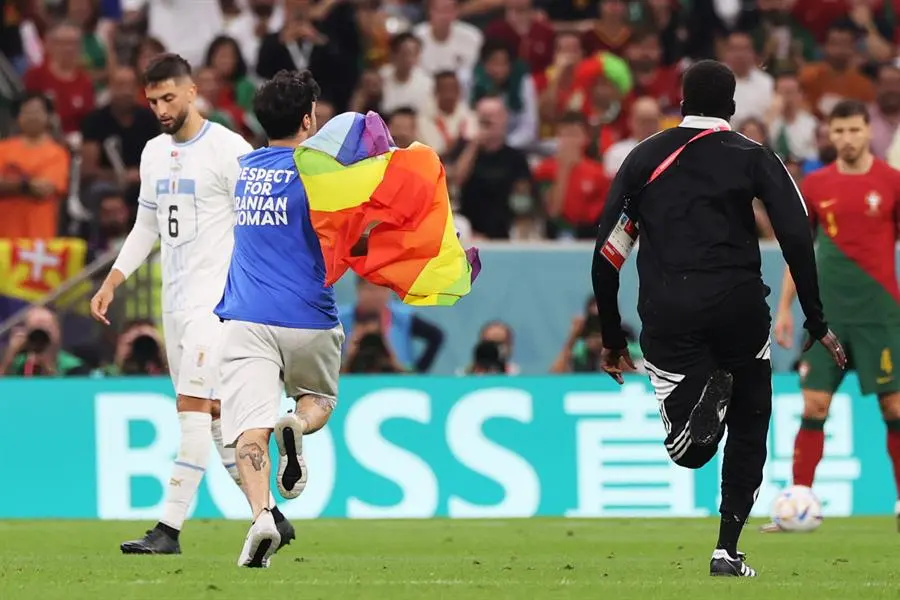 Un aficionado invade la cancha hoy, en un partido de la fase de grupos del Mundial de F&uacute;tbol Qatar 2022 entre Portugal y Uruguay en el estadio Lusail en la ciudad de Lusail, (Catar). EFE/EPA/Mohamed Messara