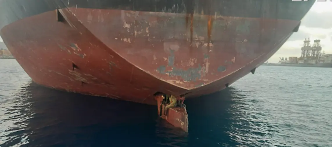 Imagen facilitada por Salvamento Mar&iacute;timo, que ha rescatado este lunes a tres polizones subidos a la pala del tim&oacute;n de un petrolero que acababa de llegar a Las Palmas de Gran Canaria tras haber partido hace once d&iacute;as desde Lagos (Nigeria). EFE/Salvamento Mar&iacute;timo