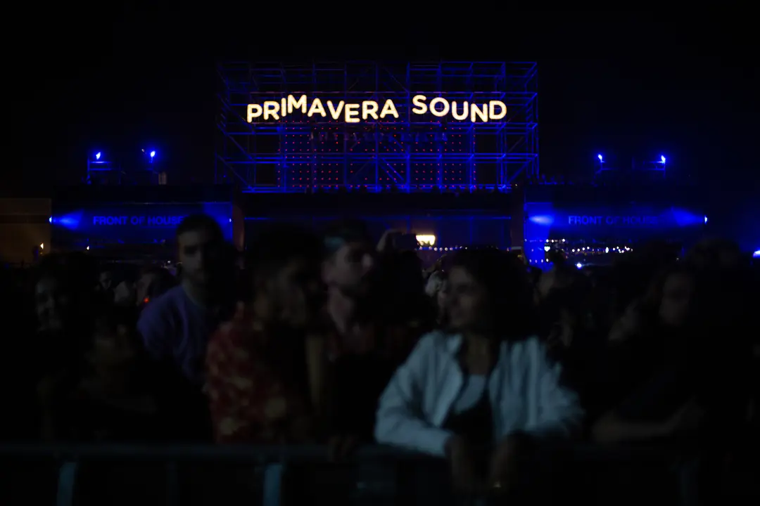 n grupo de personas de noche durante la primera jornada del Festival Primavera Sound Barcelona. / E.P.