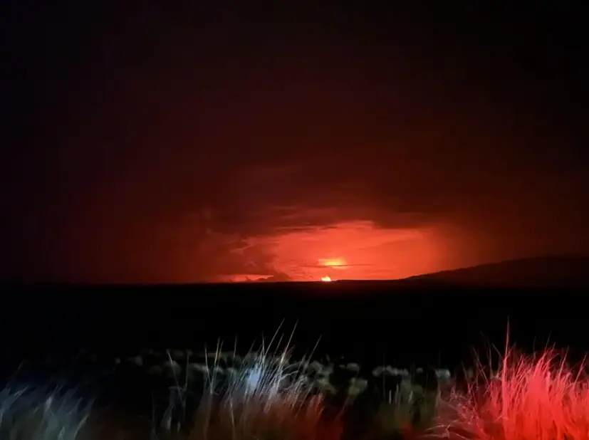 Fotograf&iacute;a cedida por el Observatorio de volcanes de Haw&aacute;i a trav&eacute;s del Servicio Geol&oacute;gico de Estados Unidos (USGS) donde se aprecia la erupci&oacute;n del volc&aacute;n Mauna Loa, en Waikoloa, Haw&aacute;i (Estados Unidos). EFE/Hawaiian Volcano Observatory