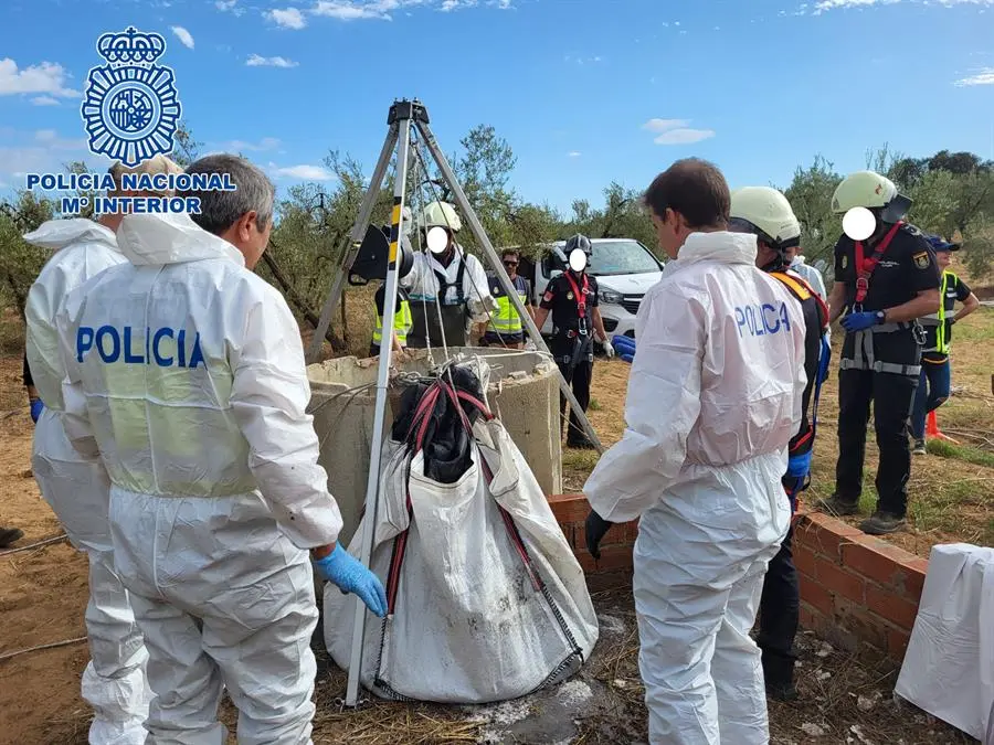 Agentes de la Polic&iacute;a Nacional localizan en un pozo abandonado en una zona rural el cad&aacute;ver de un hombre desaparecido desde el mes de junio en Coria del R&iacute;o (Sevilla) y ha detenido a cinco personas, dos de ellas en Pa&iacute;ses Bajos, como presuntos autores de su muerte. EFE
