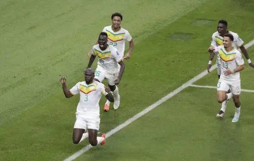El senegal&eacute;s Kalidou Koulibaly celebra junto a su equipo un gol en el partido contra Ecuador en el Mundial de Qatar 2022. EFE/EPA/Abir Sultan