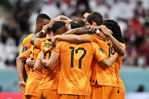 Frenkie de Jong de Paises Bajos celebra el segundo tanto marcado por su equipo EFE/Noushad Thekkayil