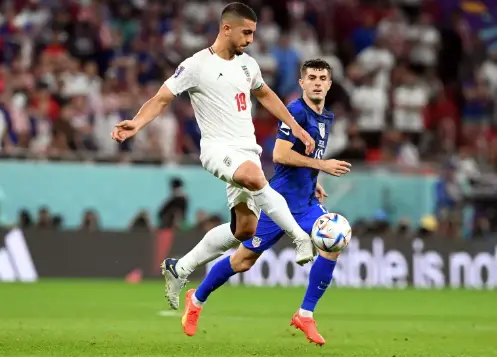 Majid Hosseini (i) de Ir&aacute;n en acci&oacute;n contra Christian Pulisic de Estados Unidos durante el partido del Mundial Qatar 2022. EFE/EPA/Neil Hall