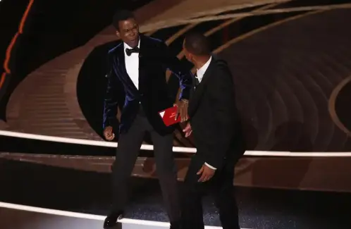 Fotograf&iacute;a de archivo, tomada el pasado 27 de marzo, en la que se registr&oacute; al actor estadounidense Will Smith (d) luego de abofetear al tambi&eacute;n actor y comediante estadounidense Chris Rock (i), durante la ceremonia de entrega de los 94 Premios &Oacute;scar, en el teatro Dolby, en Hollywood (California, EE.UU.). EFE/Etienne Laurent