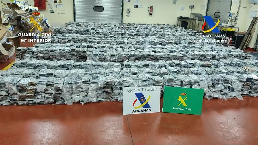 Imagen de un alijo de coca&iacute;na en el puerto de Valencia, incautado en una operaci&oacute;n conjunta de la Guardia Civil y la Agencia Tributaria. EFE