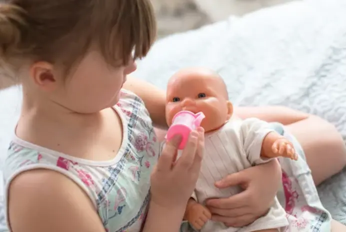Una ni&ntilde;a juega con una mu&ntilde;eca. ALERTA