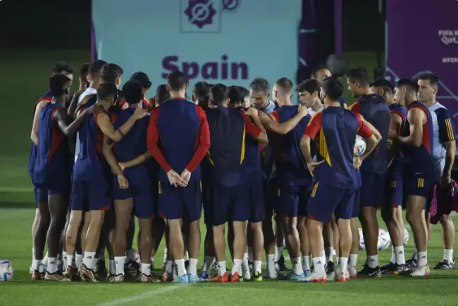 El entrenador de la selecci&oacute;n espa&ntilde;ola, Luis Enrique (c), dirige el entrenamiento del equipo nacional en Doha, Catar, este mi&eacute;rcoles, en la v&iacute;spera del encuentro ante Jap&oacute;n perteneciente al grupo E del Mundial de Qatar 2022. EFE/ Juanjo Mart&iacute;n
