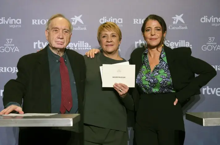 Las actrices Blanca Portillo (c) y Nora Navas (d) junto al presidente de la Academia del Cine, Fernando M&eacute;ndez-Leite, durante la lectura de las nominaciones a los Premios Goya. EFE/ Borja Sanchez-Trillo