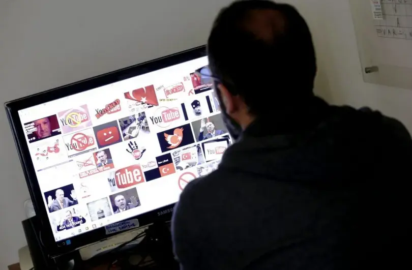 Un hombre navega por Youtube, en una imagen de archivo. EFE/Sedat Suna
