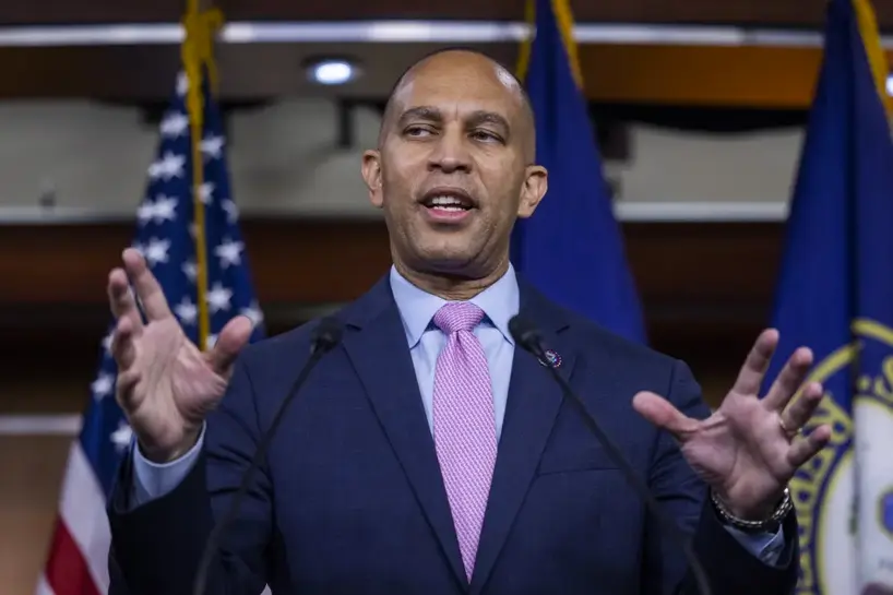 El congresista dem&oacute;crata Hakeem Jeffries (c), este 30 de noviembre de 2022, en Washington. EFE/Jim Lo Scalzo