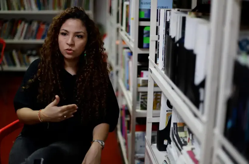 La escritora salvadore&ntilde;a Roxana M&eacute;ndez, recientemente ganadora del Premio Internacional de Poes&iacute;a Jos&eacute; Hierro, habla durante una entrevista con EFE, el 21 de noviembre de 2022, en San Salvador (El Salvador). EFE/Rodrigo Sura
