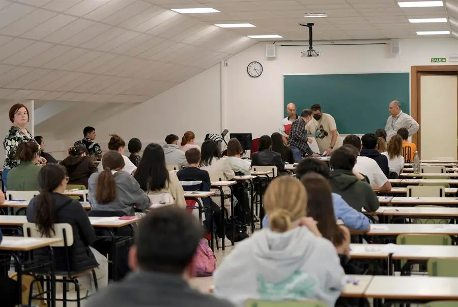 Vista trasera de las pruebas de acceso a la universidad en el Aulario A del Campus de Humanidades de El Mil&aacute;n en Oviedo. EFE/Eloy Alonso