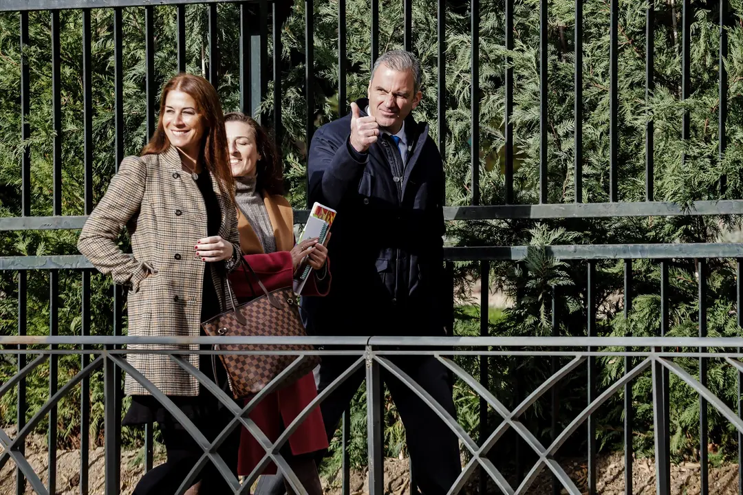 (I-D) La diputada y portavoz de la Comisi&oacute;n de Igualdad, Carla Toscano; la vicesecretar&iacute;a jur&iacute;dica de VOX, Marta Castro, y el portavoz de Vox en el Ayuntamiento de Madrid, Javier Ortega Smith, a su llegada a la Sede del Tribunal Constitucional. E.P. / Carlos Luj&aacute;n