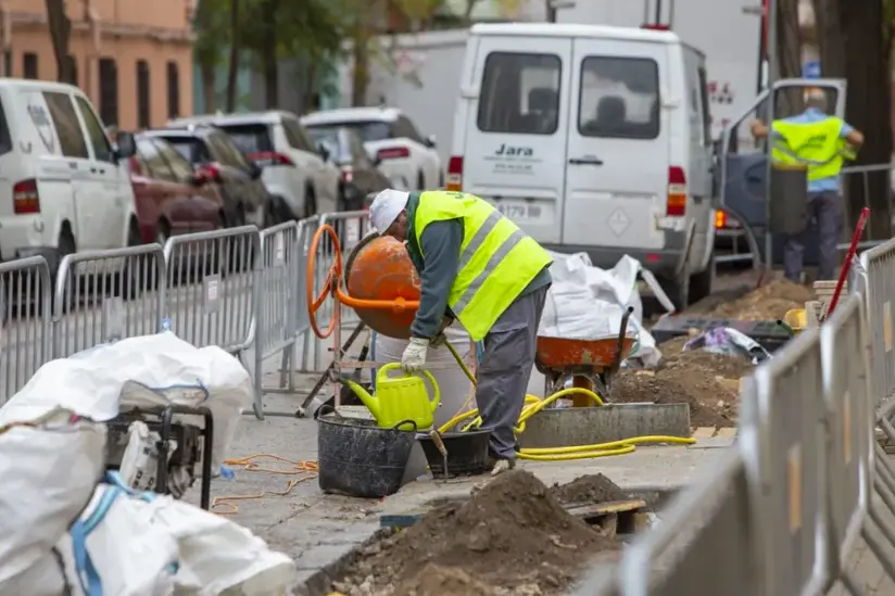 Operarios en una obra en Zaragoza, en una imagen de archivo. EFE/Javier Belver